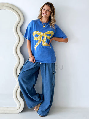 Maku / Light Blue Bow Acid Wash Tee